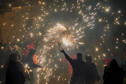 Toro de fuego en las fiestas de Las Victorias de Puebla de Sanabria (Zamora). -ICAL