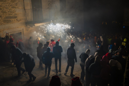 Toro de fuego en las fiestas de Las Victorias de Puebla de Sanabria (Zamora). -ICAL