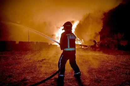 Incendio en la empresa de reciclaje de San Andrés del Rabanedo (León). - ICAL