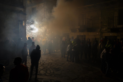 Toro de fuego en las fiestas de Las Victorias de Puebla de Sanabria (Zamora). -ICAL