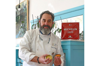Miguel Martínez, del restaurante La Tronera, elabora tartas saladas de productos bercianos y una versión del botillo que pronto enviará a domicilio. LA POSADA