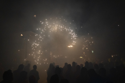 Toro de fuego en las fiestas de Las Victorias de Puebla de Sanabria (Zamora). -ICAL