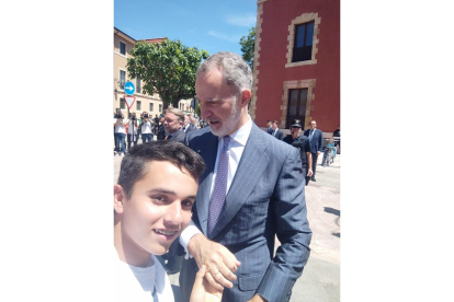 Juanín Gálvez, un chico de 14 años que esperó cinco horas para hacerse una foto con el rey Felipe VI. -E.M.