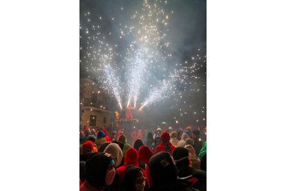 Toro de fuego en las fiestas de Las Victorias de Puebla de Sanabria (Zamora). -ICAL