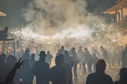 Toro de fuego en las fiestas de Las Victorias de Puebla de Sanabria (Zamora). -ICAL