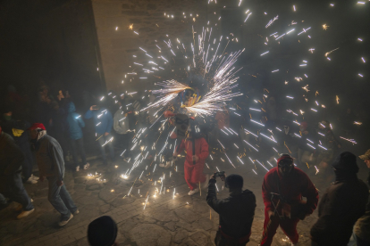 Toro de fuego en las fiestas de Las Victorias de Puebla de Sanabria (Zamora). -ICAL