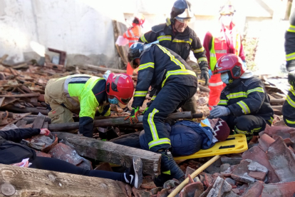 Bomberos de Ávila realizando el simulacro de un derrumbamiento en el Antiguo Matadero.- BOMBEROS DE ÁVILA