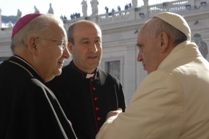 Julián López, el nuevo obispo de Astorga Jesús Fernández con el Papa Francisco, en una imagen de archivo durante una reciente audiencia en Roma. ICAL