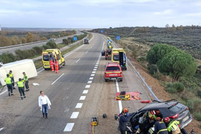 Accidente de tráfico entre un turismo y una furgoneta en la A-6 a su paso por Brazuelo (León) en el que fallece una mujer de 45 años y tres personas resultan heridas.- ICAL