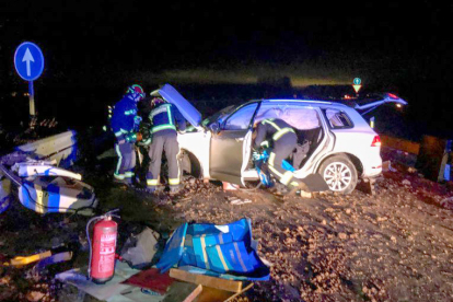Accidente de tráfico en el kilómetro 20 de la carretera N-625, en Villasabariego (León), en el que un hombre falleció.- ICAL