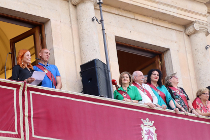 La astronauta Sara García da el pregón de las fiestas de León con el alcalde, José Antonio Díez. -ICAL