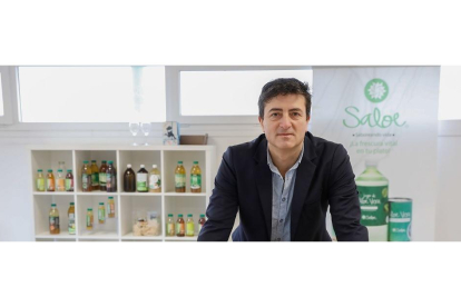 El director general de la empresa Naturae, Juan Manuel Sanz, en la factoría vallisoletana, con alguno de los productos que exporta a 14 países.   -  J. M. LOSTAU