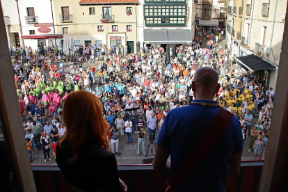 La astronauta Sara García da el pregón de las fiestas de León con el alcalde, José Antonio Díez. -ICAL