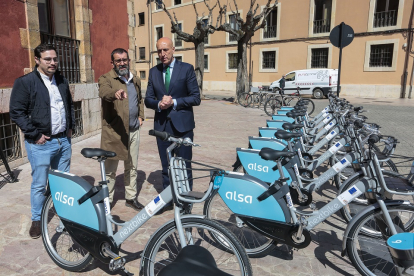 El alcalde de León, José Antonio Diez, presenta el nuevo servicio de préstamo de bicicletas.- ICAL