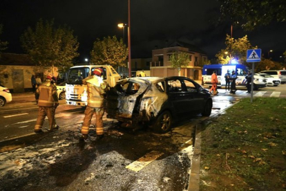 Arden dos turismos tras una colisión por alcance en la Cañada Real de Valladolid.- J.M. LOSTAU