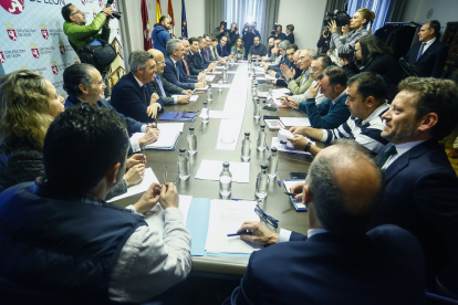 La Diputación de León acoge la reunión de la Mesa por el Futuro de la Provincia de León, convocada por los sindicatos UGT y CCOO. - ICAL