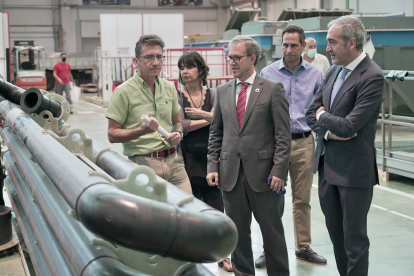 El consejero de Industria, Comercio y Empleo, Mariano Veganzones, visita Toro Equipment, junto al CEO de la empresa Santiago Salcedo. ICAL