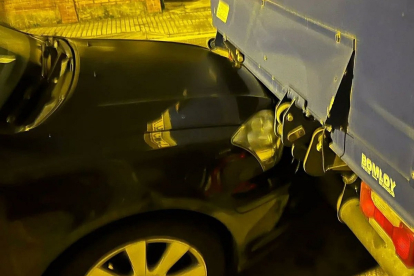 Se da a la fuga tras chocar contra varios vehículos estacionados en la calle Ebro (Burgos). -POLICÍA LOCAL BURGOS