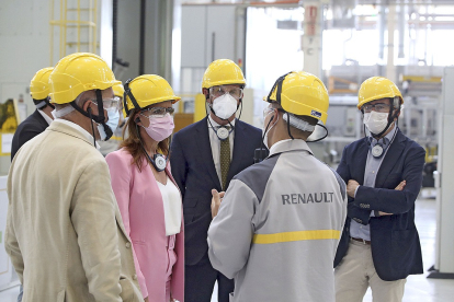 El vicepresidente de la Junta, Francisco Igea, y la consejera de Empleo, Carlota Amigo, visitan las instalaciones de Renault en Valladolid