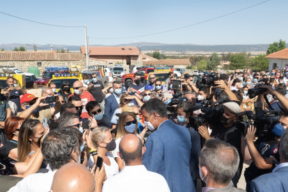 El presidente del Gobierno, Pedro Sánchez, durante una visita a las zonas afectadas por el incendio de Ávila. - Europa Press