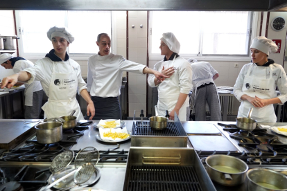 Alumnos del IES Diego de Praves de Valladolid cocinan recetas con patatas en su centro.- ICAL