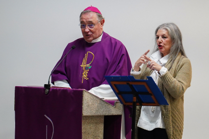 El obispo de León, Luis Ángel de las Heras, preside una misa en la
parroquia de Nuestra Madre del Buen Consejo con intérprete en lengua de signos - ICAL