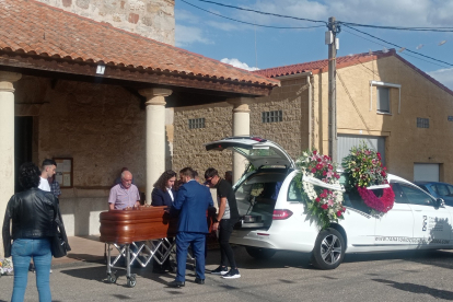 Un momento del funeral por el que fuera presidente del Zamora.-LDF