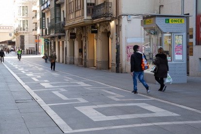 Calles vacias y tiendas de alimentación llenas por la crisis del Coronavirus en Zamora. - ICAL