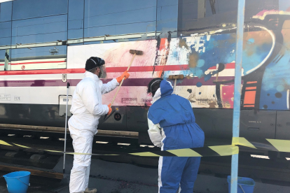 Limpieza de grafitis de trenes de Renfe. - E.M.