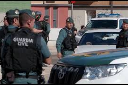 Despliegue de la Guardia Civil para reducir y detener al asesino de Santovenia en Valladolid. - PH