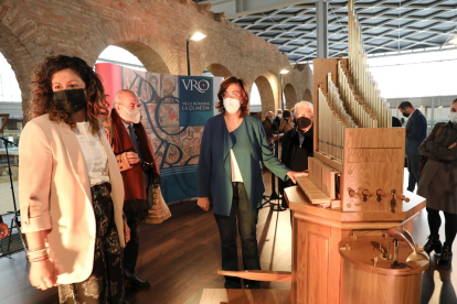 La presidenta de la Diputación, Ángeles Armisén,(2D) presenta el Hydraulis (órgano romano con sistema hidráulico) junto al constructor Federico Acítores. (D). -ICAL