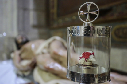 Piedra auténtica del Santo Sepulcro entregada por el Custodio de Tierra Santa y recibida por la Cofradía Santo Sepulcro Esperanza de la Vida de León. | ICAL