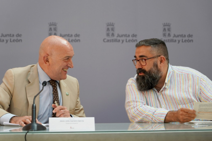 El consejero de la Presidencia, Julio Jesús Carnero, junto al presidente de la coordinadora de las ONGD, Andrés Rodríguez Amayuelas.- ICAL