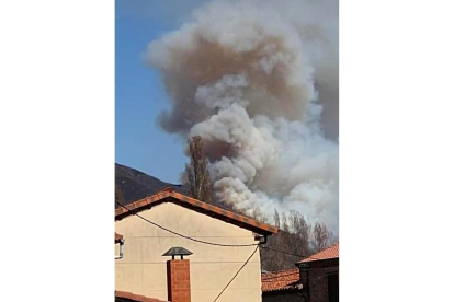 La Junta anuncia un incendio de nivel 1 en Valdepiélago, León. / ICAL