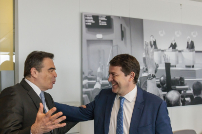 El presidente de la Junta, Alfonso Fernández Mañueco, conversa con el vicepresidente de la Comisión Europea, Margaritis Schimas.- E. M.