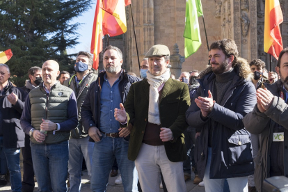 El presidente de Vox, Santiago Abascal, participa en el acto de campaña en Salamanca junto al candidato a la Junta de Castilla y León, Juan García-Gallardo.- ICAL