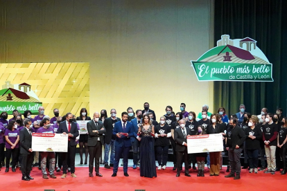 Representantes de Castronuño y Saldaña con los premios en la Gala ‘El pueblo más bello de Castilla y León 2021’. ICAL
