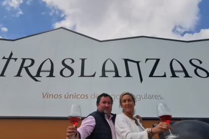 Carlos González y María Pinacho, frente a las instalaciones de la bodega Traslanzas, en Mucientes. / E.M.