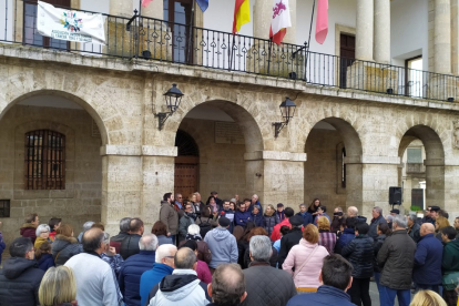 Más de 200 personas se concentran en Toro (Zamora) para apoyar al recién expulsado del PSOE Tomás del Bien. - EM VALLADOLID.