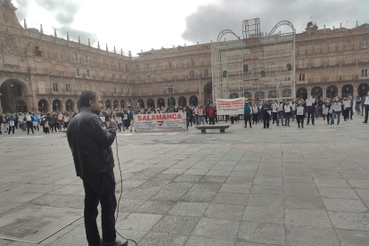 El concejal salmantino Fernando Castaño interviene en la concentración de autónomos en la Plaza Mayor de Salamanca. - EUROPA PRESS