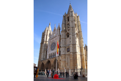 Izado de la bandera de España  con la catedral de León al fondo en los actos por la patrona de la Guardia Civil. -ICAL