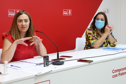 La vicesecretaria general del PSOECyL, Virginia Barcones, y la secretaria general del PSOE de Palencia, Miriam Andrés, se reúnen con alcaldes y concejales socialistas de la provincia. - ICAL