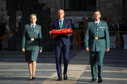 José Antonio Díez, alcalde de León, transporta una bandera para su izado en los actos por la patrona de la Guardia Civil. -ICAL