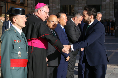 El secretario de Estado de Seguridad, Rafael Pérez, saluda al obispo Luis Ángel de las Heras en los actos por la patrona de la Guardia Civil. -ICAL