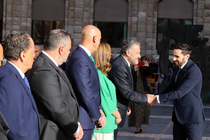 El secretario de Estado de Seguridad, Rafael Pérez, saluda a Carlos Pollán, presidente de las Cortes, en los actos por la patrona de la Guardia Civil. -ICAL