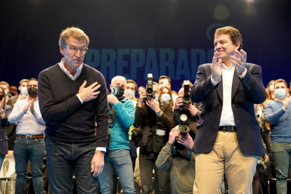 Alfonso Fernández Mañueco aplaude a un agradecido Feijóo durante el mitin del candidato a la presidencia nacional del PP.- ICAL