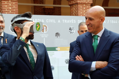El secretario de Estado de Seguridad, Rafael Pérez, inaugura la exposición ‘La Guardia Civil al servicio de la ciudadanía’, acompañado por el alcalde José Antonio Díez. -ICAL