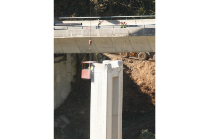 Comienzo del desmontaje de las pilas 1 y 2 del viaducto del Castro sentido A Coruña de la A-6 en Vega de Valcarce (León). Ical