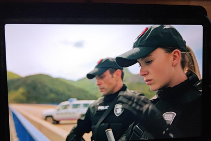 Ángela Alonso y Alberto Sierra caracterizados como policías en el rodaje de la serie 'Berlín' de Netflix, con escenas en Riaño (León). -ALBERTO SIERRA