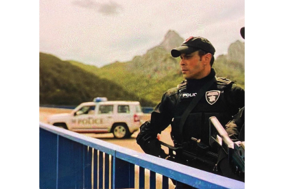 Alberto Sierra caracterizado como policías en el rodaje de la serie 'Berlín' de Netflix, con escenas en Riaño (León). -ALBERTO SIERRA